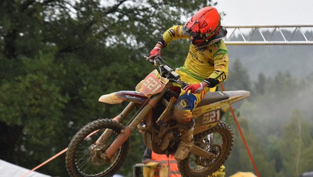 Vážná nehoda na MČR v Pacově. Motokrosař Szvoboda bojuje o život